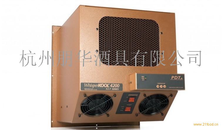W4200+PDT 酒窖空调产品特征: 外形规格(宽*高*深):362*410*440MM,净重量:32KG,整机原装进口带木架 可调节温度范围:10-17摄氏度(华氏50-63度),精确0.5度 智能湿度调控范围:50-70%,中国大陆北方地区秋冬季需用加湿器增加湿度!! 使用有效空间:30立方米内 电器功率:启动220V 50HZ 32A,稳定运行后:220V 50HZ 9A 日耗电量:6KW/24H(13摄氏度/华氏55度状态下) 机器运行温度:0-44摄氏度 机器噪音比:35-50分贝,温度稳定后