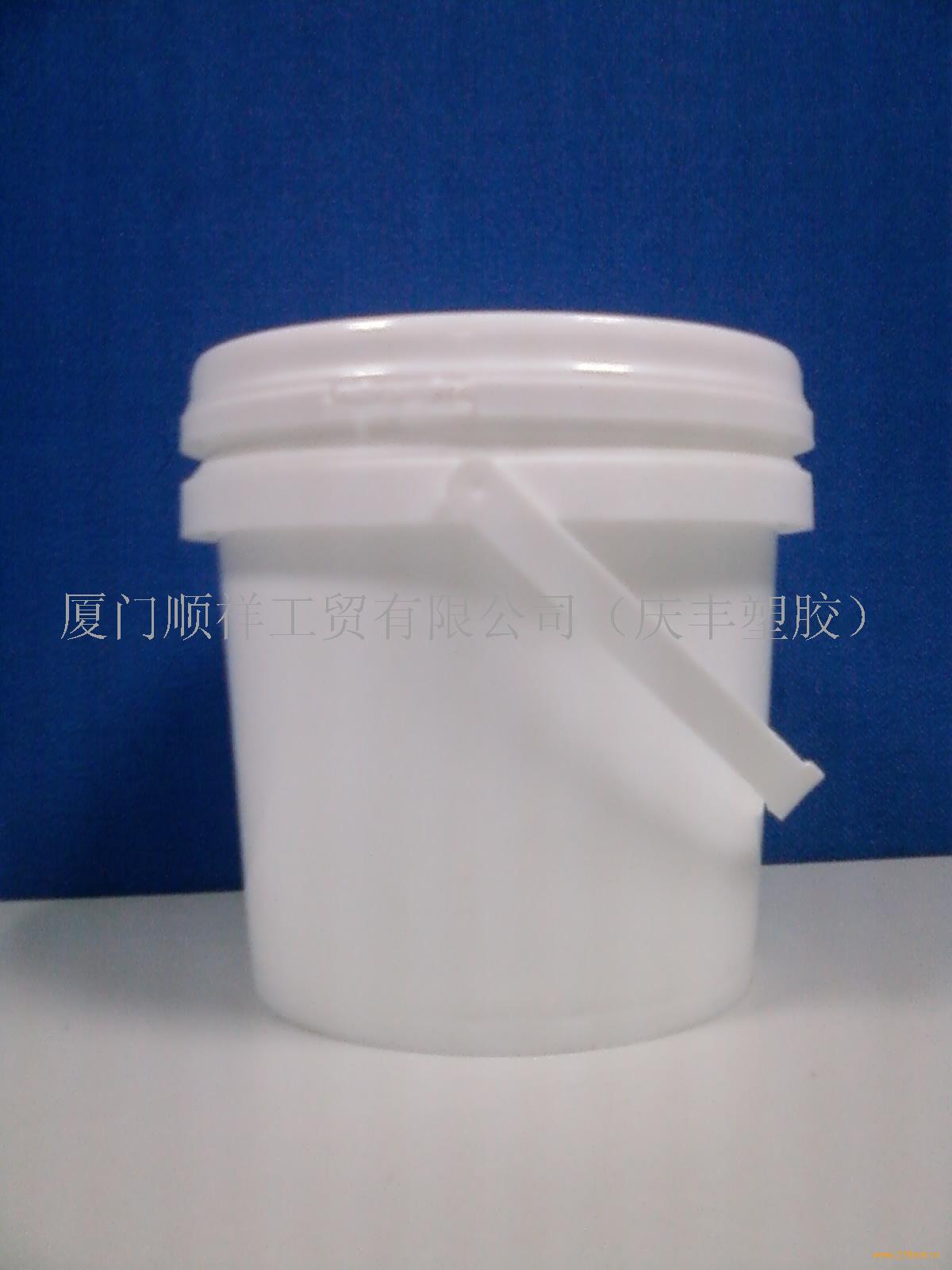 石狮庆丰塑胶专业致力于塑料制品的生产和销售,在石狮和厦门都有生产基地,公司生产加工设备齐全完善,可以根据不同的产品要求,配备以最优的品质和最佳的服务,实现公司的运作中心与客户的无缝对接及实时快速反应。 公司经营品种近百种,形成了齐全的品种系类,产品系类有:塑料食品盒,食品罐,食品盖,食品盆,食品桶,一次性八宝粥盖勺,一次性叉勺,一次性冰激凌杯,纸箱提手等食品饮料,彩盒纸箱厂常用食品级包装类产品系列;塑料栈板,塑料托盘,仓库垫板,塑料周转筐,周转箱,周转箩,蔬果筐等车间仓库,堆场用周转包装系列