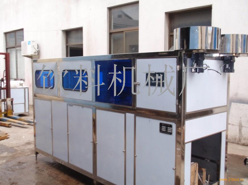 第一章 公司介绍 一、简介 江苏张家港市兴诚机械有限公司,座落在张家港市沿江高新技术产业开发区内,公司占地面积28亩,拥有标准化厂房1万多平方米,是集科研、开发、制造为一体的饮料包装机械专业生产厂家。 公司创立十几年来,始终瞄准世界最先进饮料包装机械技术,相继从德国、意大利、法国引进饮料包装机械技术,通过消化吸收,开发研制出了国内一洗PET瓶理瓶机、三合一水充填、热灌装中高速生产设备,有些技术填补了国内空白,现已申请专利多项,其中,PET瓶超洁净(中温)灌装和无菌冷灌装技术被美国食品工艺研究所(Ameri